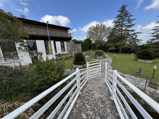 Intera Struttura Ricettiva Con Varie Sale Ristorante, Ampi Spazi Esterni Curati.